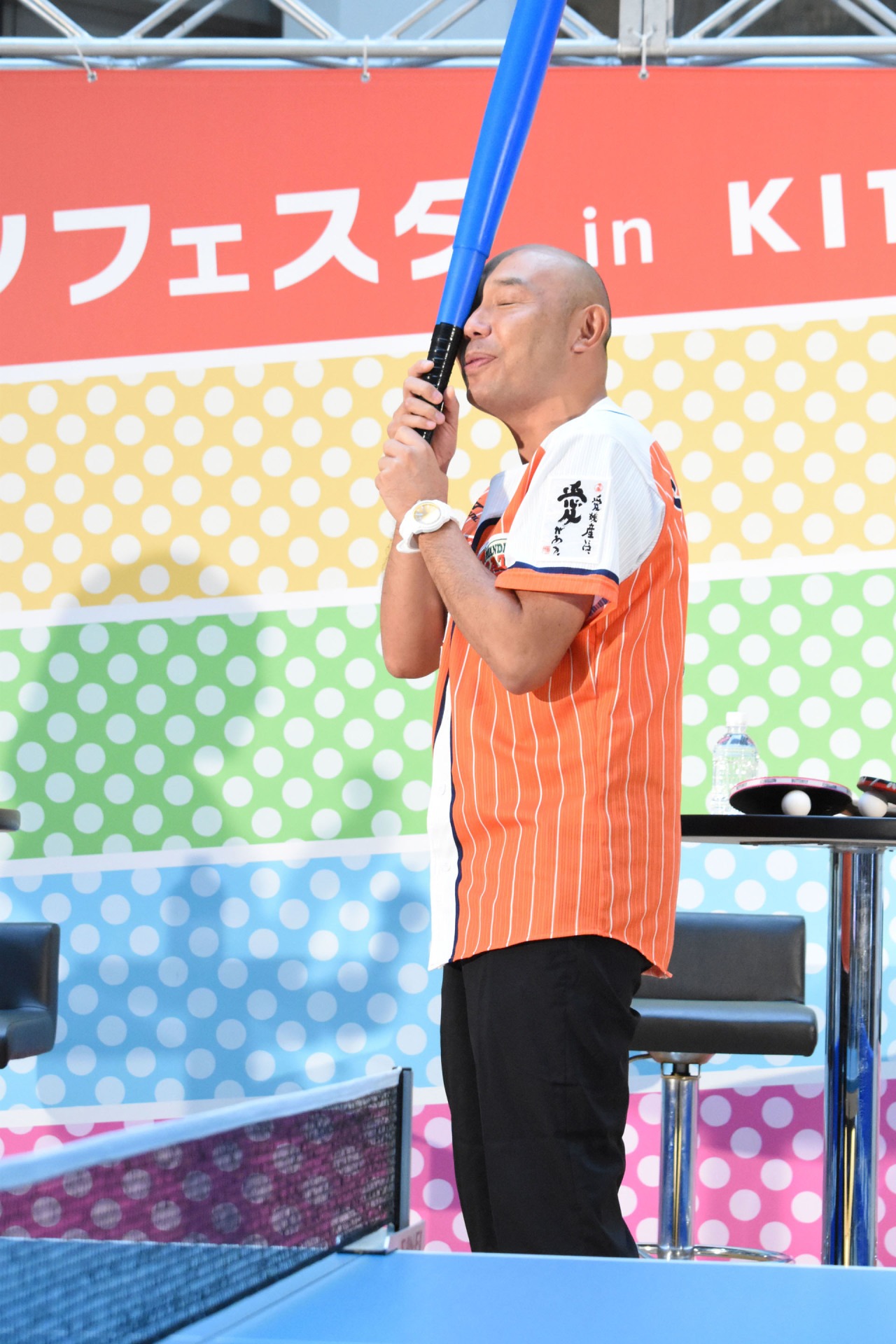 司会の360°モンキーズそうすけが、細かすぎて伝わらないモノマネを披露する様子。