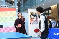 サーブにて、ボールを高く上げるふりをした佐野勇斗（奥）。