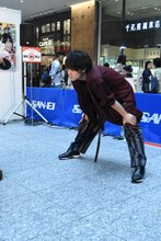 川口陽陽のプレーを見守る佐野勇斗。