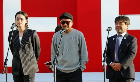左から菅田将暉、ヤン・イクチュン、岸善幸。