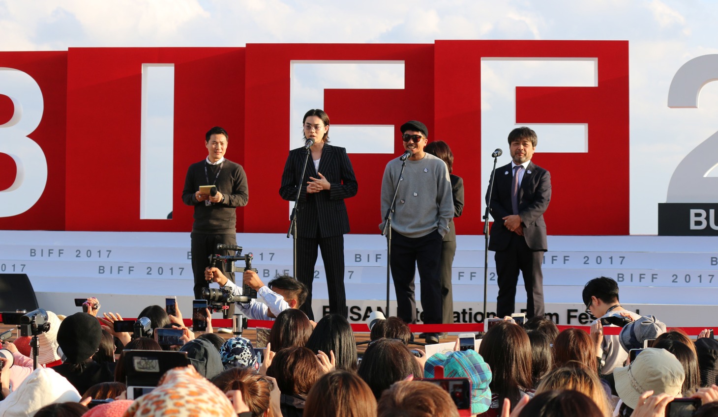 菅田将暉（中央左）、ヤン・イクチュン（中央右）、岸善幸（右端）。