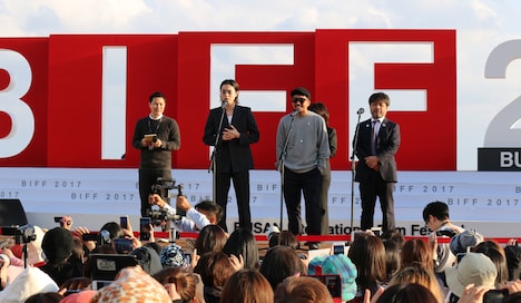 菅田将暉(中央左)、ヤン・イクチュン(中央右)、岸善幸(右端)。