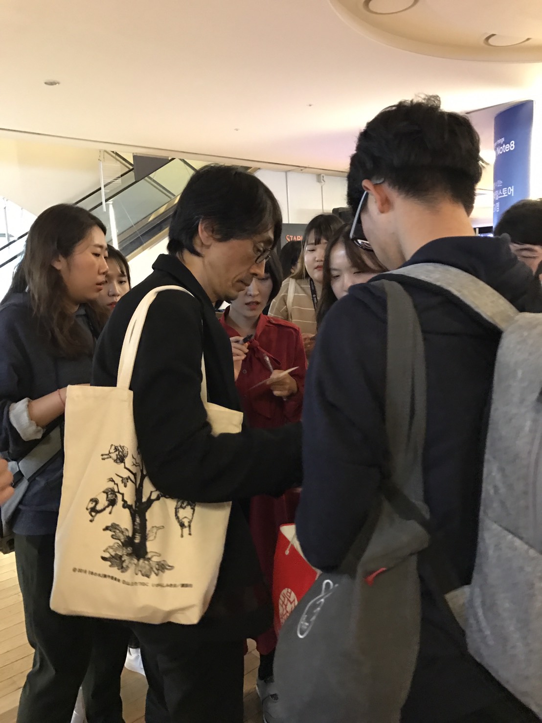 第22回釜山国際映画祭に参加した吉田大八（中央左）。