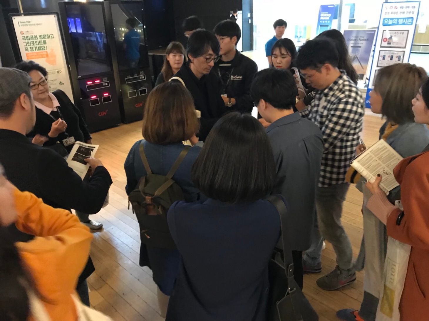 第22回釜山国際映画祭に参加した吉田大八（中央）。