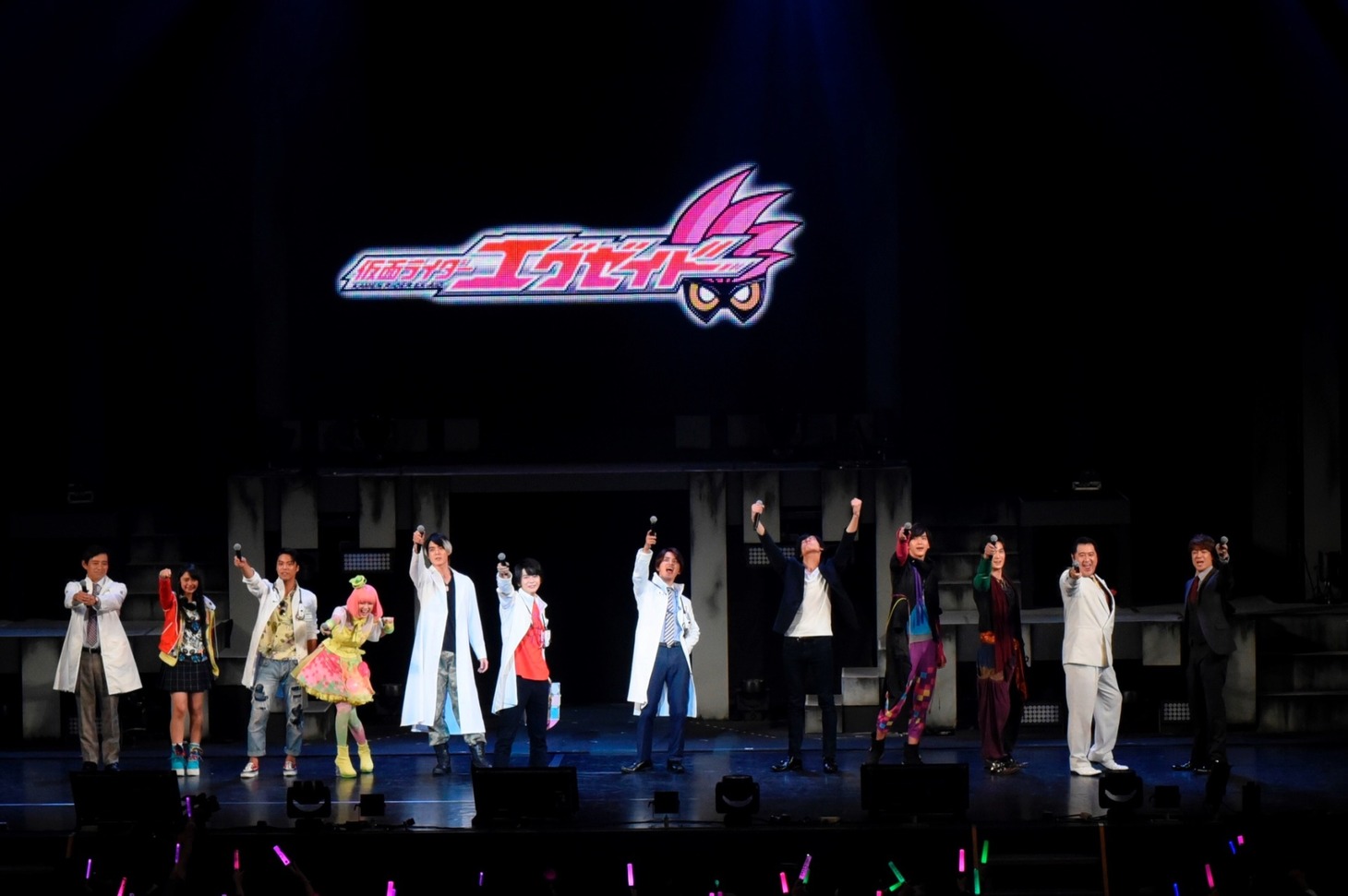 左から博多華丸、黒崎レイナ、小野塚勇人、松田るか、松本享恭、飯島寛騎、瀬戸利樹、岩永徹也、甲斐翔真、町井祥真、小手伸也、貴水博之。