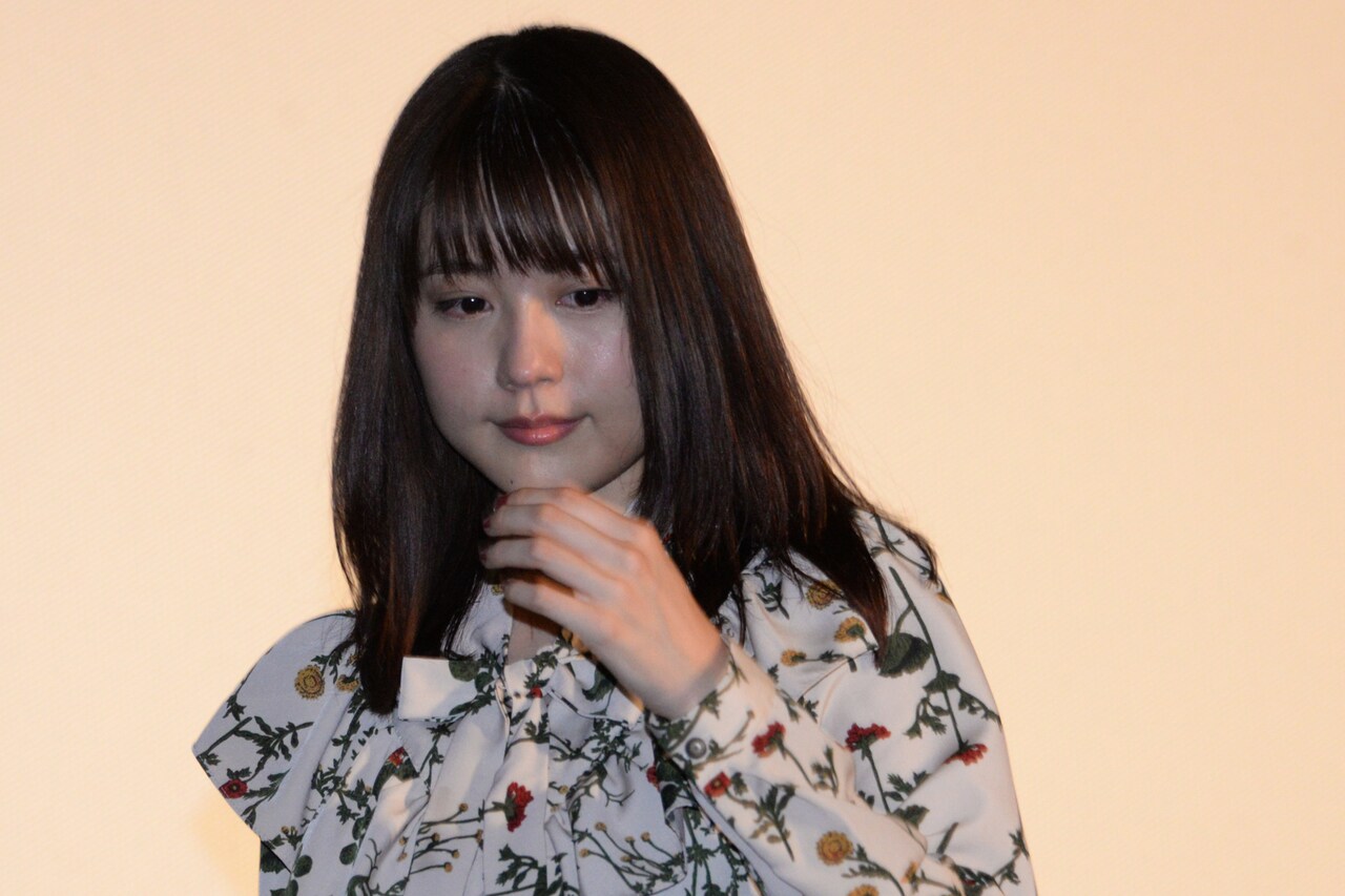 目に涙を浮かべながらステージをあとにする有村架純。