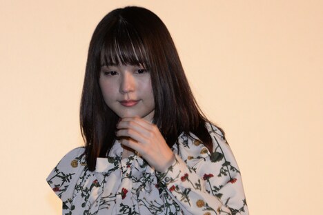 目に涙を浮かべながらステージをあとにする有村架純。