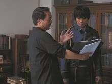 「鋼の錬金術師」メイキングカット。左から曽利文彦、ディーン・フジオカ。