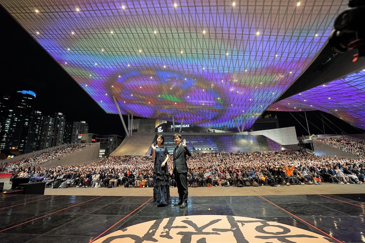 「キミスイ」浜辺美波が釜山映画祭に参加、韓国語で挨拶し5000人沸かせる