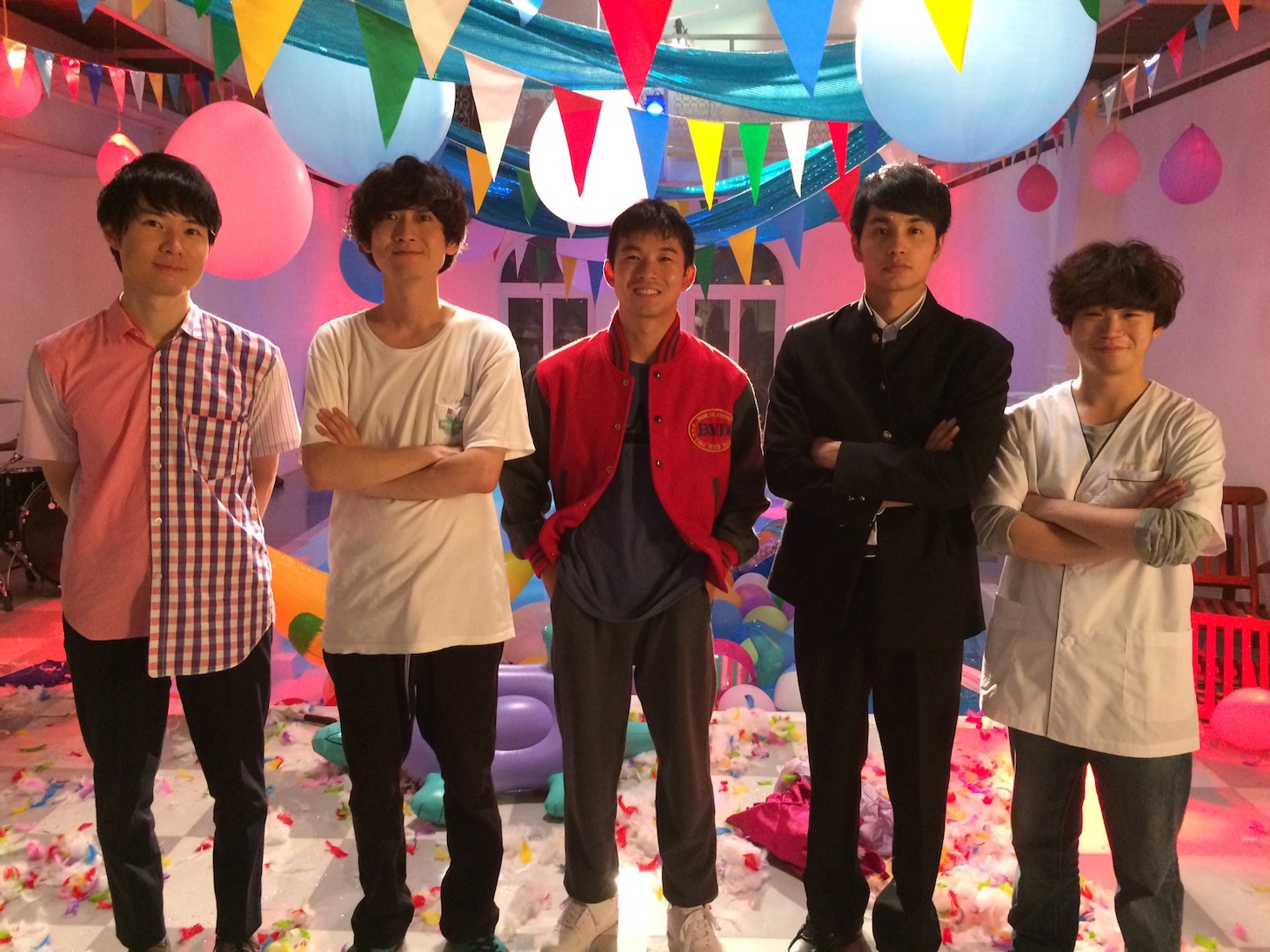 「明日とかどうでもいい」MVメイキングカット。左から梅津拓也（忘れらんねえよ）、柴田隆浩（忘れらんねえよ）、太賀、中村蒼、矢本悠馬。