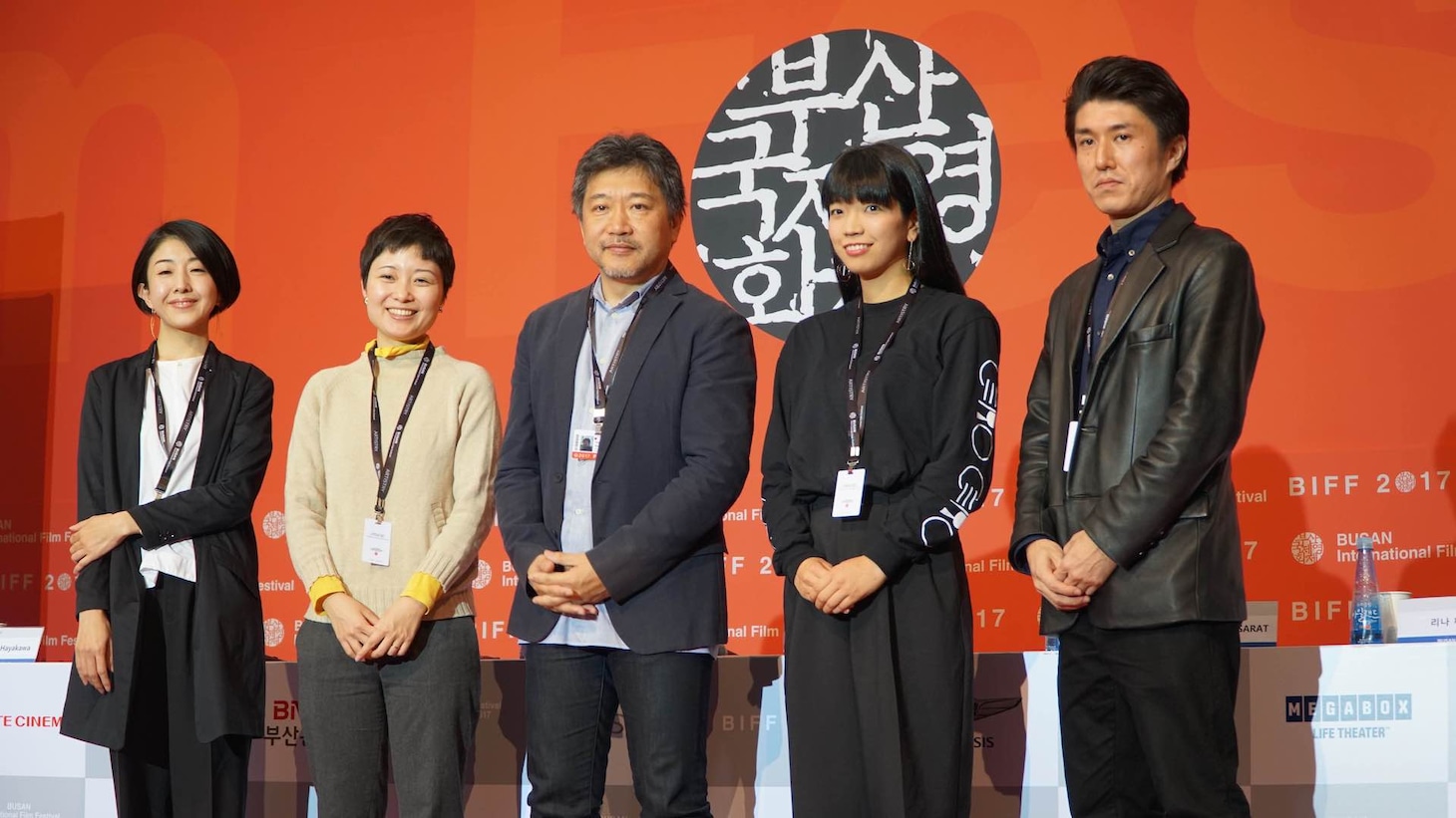 「十年 日本（仮）」製作発表会見の様子。左から早川千絵、津野愛、是枝裕和、藤村明世、木下雄介。