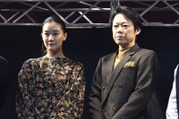 左から蒼井優、阿部サダヲ。