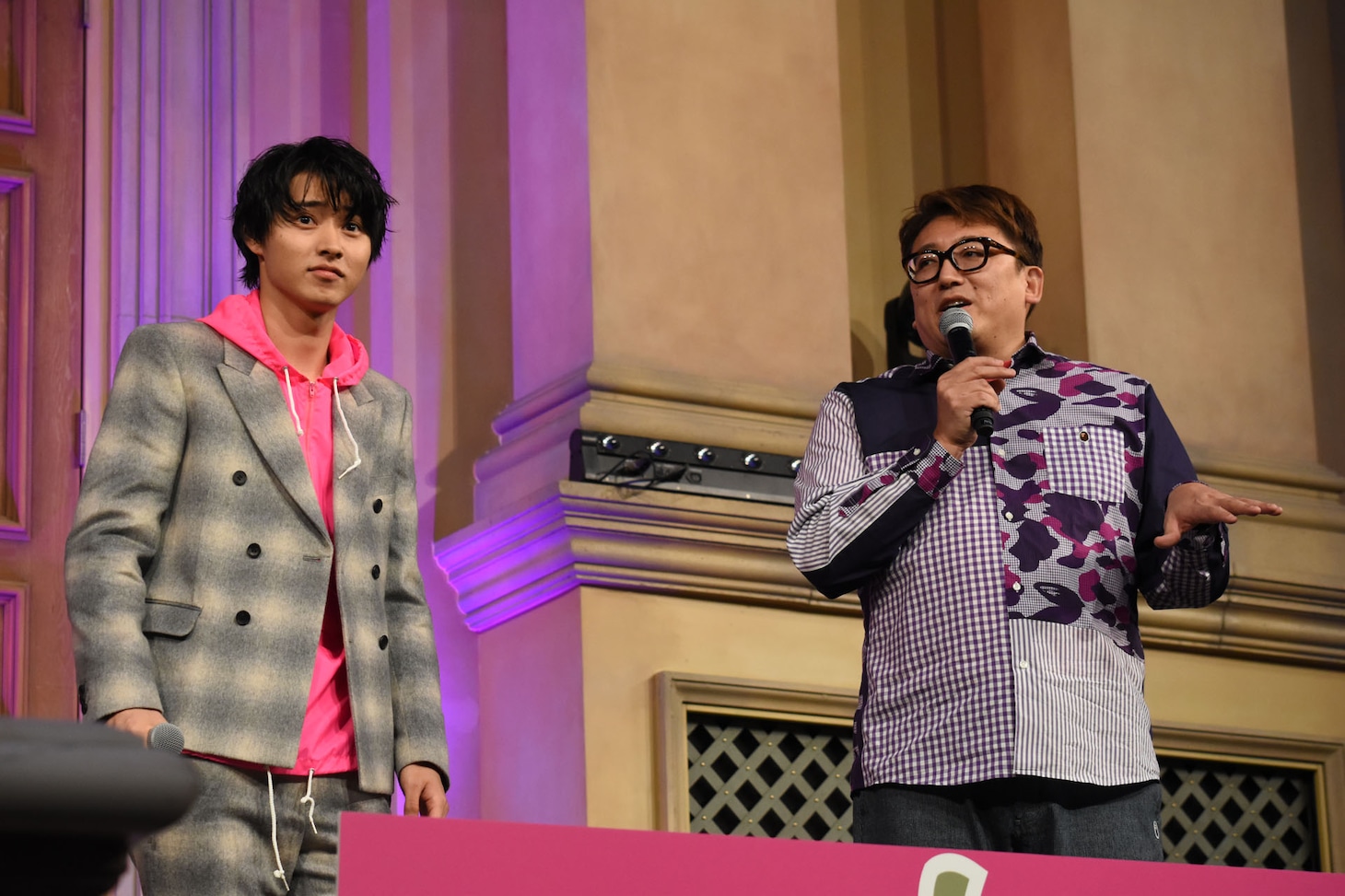 左から山崎賢人、福田雄一。