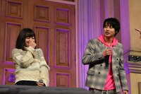 左から橋本環奈、山崎賢人。