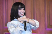 イベント名にちなんだピンクのブレスレットをアピールする橋本環奈。