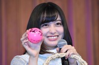サインボールにほかのキャストの名前まで書いてしまった橋本環奈。