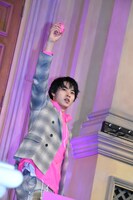 サインボールを投げる山崎賢人。