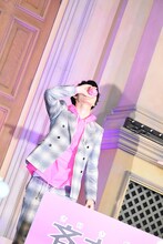 サインボールにキスする山崎賢人。