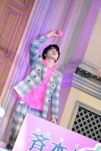 サインボールにキスする山崎賢人。