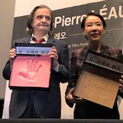ジャン=ピエール・レオが釜山映画祭に手形残す、諏訪敦彦とのトークも