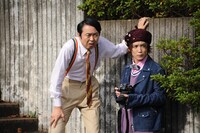 左から田中卓志演じる大杉忠太、土屋シオン演じるJK。