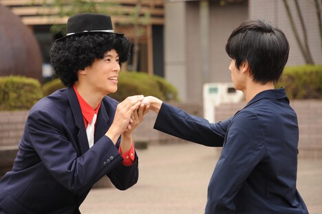 左から柳喬之演じる御成、岩永徹也演じる檀黎斗。