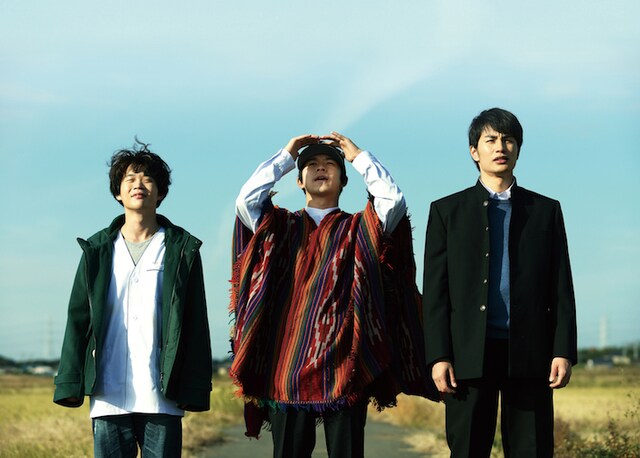 「ポンチョに夜明けの風はらませて」オフショット。左から矢本悠馬、太賀、中村蒼。