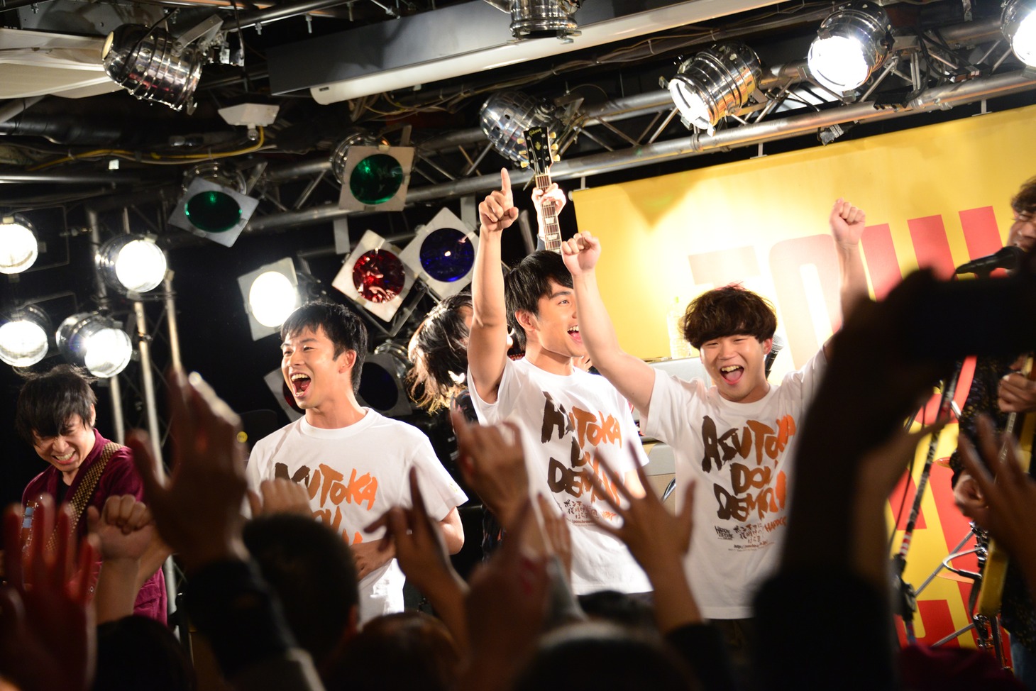 忘れらんねえよのライブに乱入した「ポンチョに夜明けの風はらませて」キャスト陣。