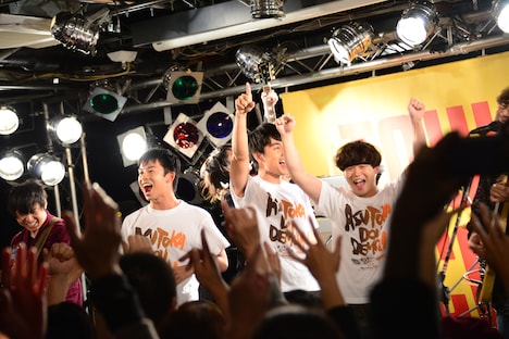 忘れらんねえよのライブに乱入した「ポンチョに夜明けの風はらませて」キャスト陣。