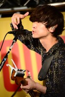 ライブ中の柴田隆浩。