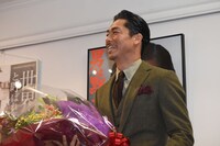 花束を持って駆けつけたEXILE AKIRA。
