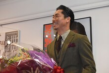 花束を持って駆けつけたEXILE AKIRA。