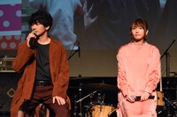左から瑛太、新垣結衣。