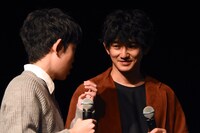 男子高校生に告白のアドバイスを送る瑛太（右）。