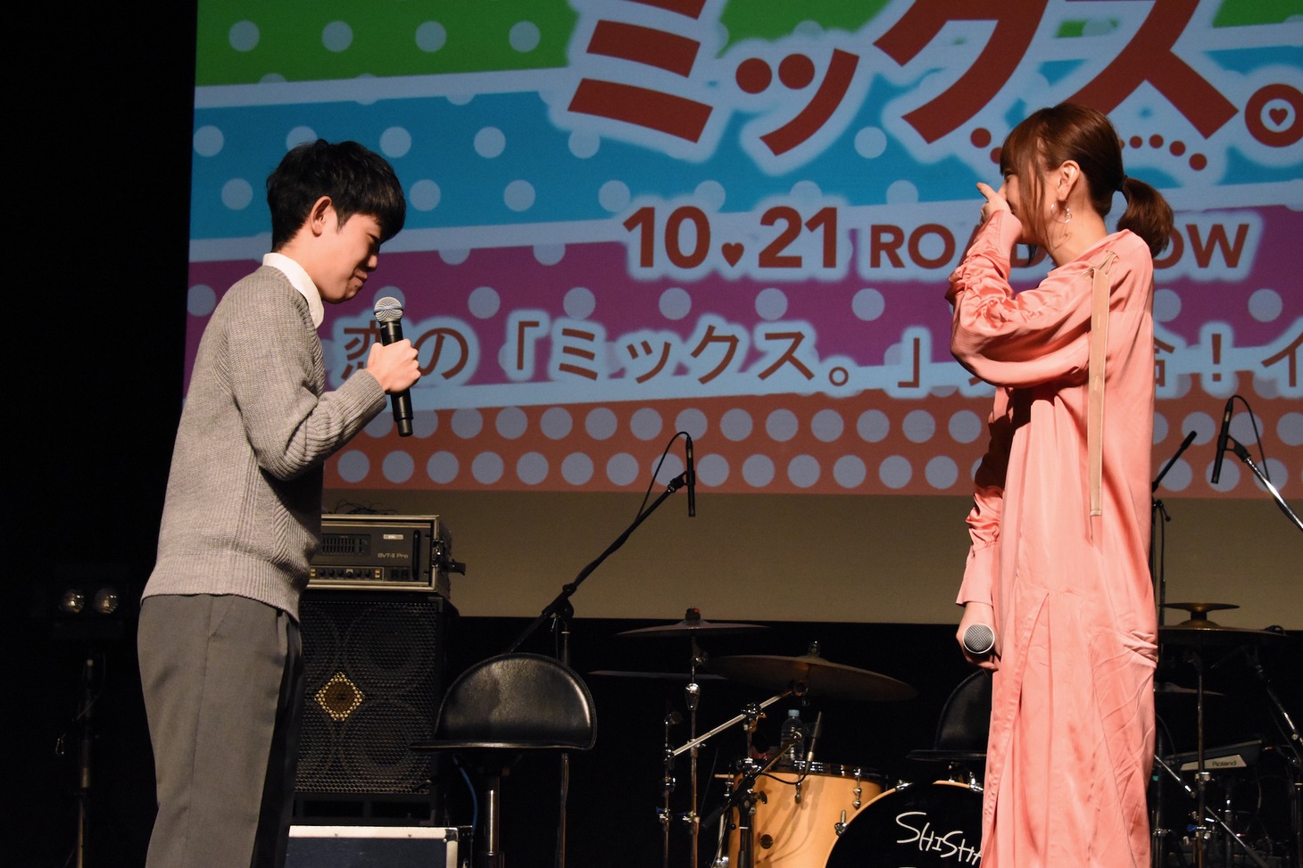 新垣結衣（右）相手に告白の練習をする男子高校生。