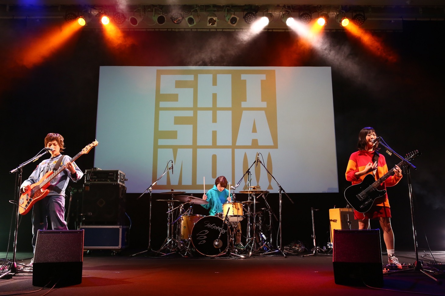 SHISHAMOによるライブの様子。