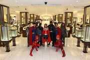 DCヒーローのコスプレをしたスタッフたち。