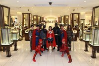DCヒーローのコスプレをしたスタッフたち。