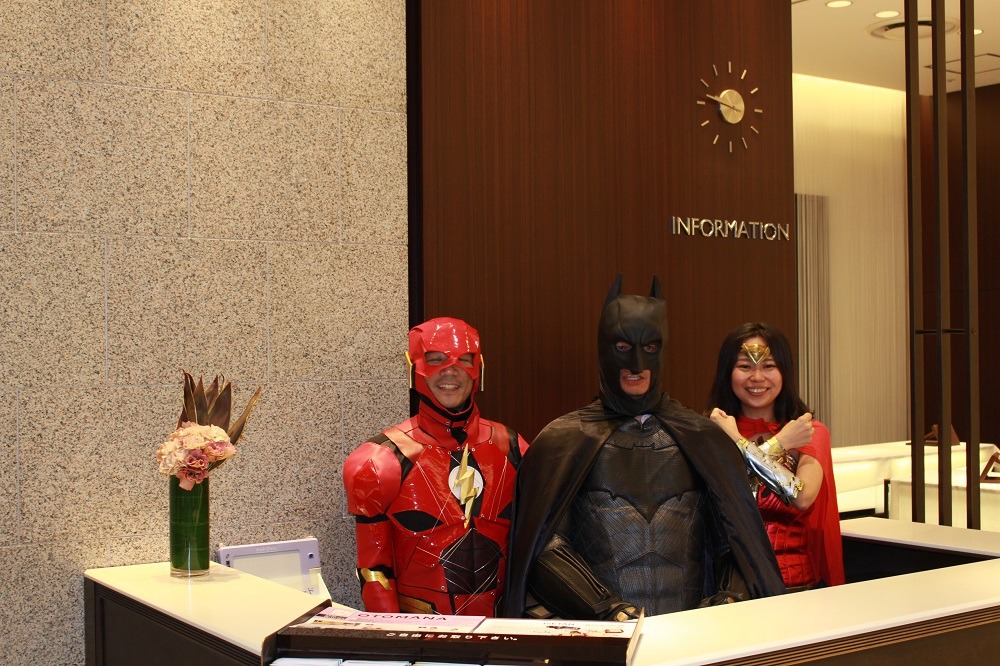 DCヒーローのコスプレをしたスタッフたち。