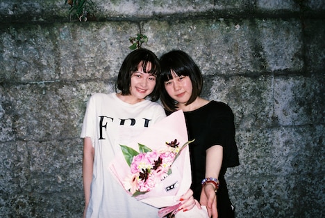 左から玉城ティナ、山戸結希。