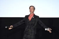 登壇するやいなや、ポーズを決めたジョン・キャメロン・ミッチェル。