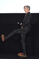 靴をアピールするジョン・キャメロン・ミッチェル。