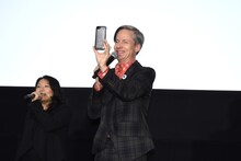 Instagram用の動画を撮影するジョン・キャメロン・ミッチェル。