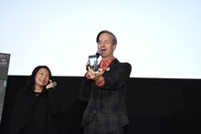 自撮りをするジョン・キャメロン・ミッチェル。