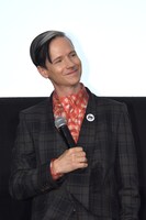 山本耕史の話に、熱心に耳を傾けるジョン・キャメロン・ミッチェル。