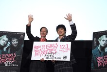 手を振るジョン・キャメロン・ミッチェル（左）と山本耕史（右）。