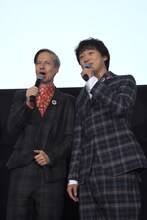 「The Origin of Love」を即興で披露したジョン・キャメロン・ミッチェル（左）と山本耕史（右）。