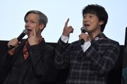 突然のパフォーマンスで会場を盛り上げたジョン・キャメロン・ミッチェル（左）と山本耕史（右）。