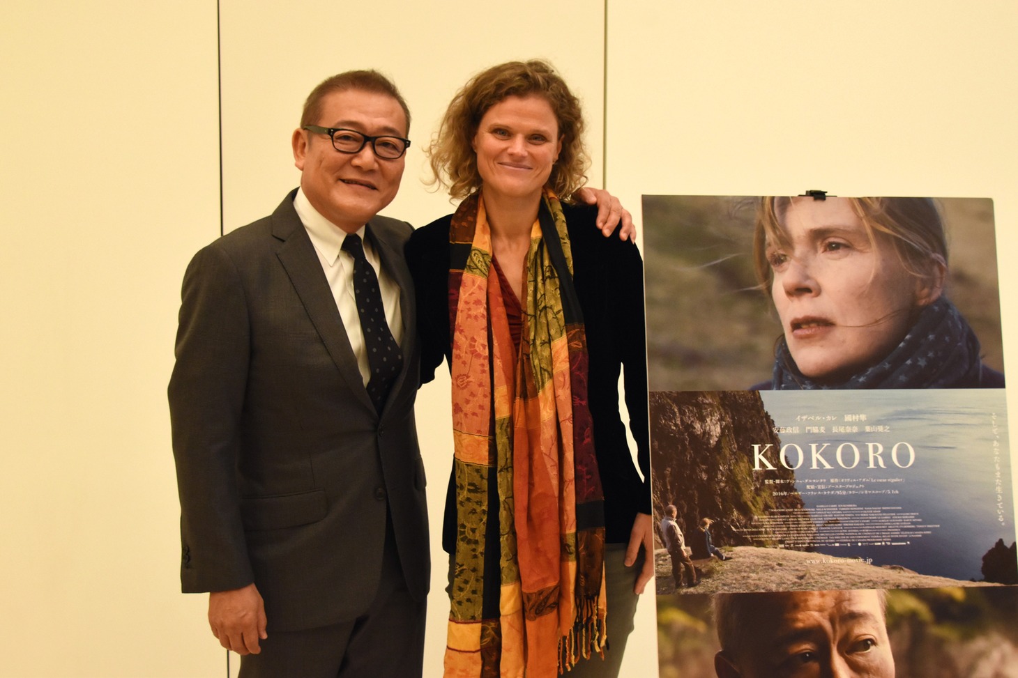 「KOKORO」記者会見の様子。左から國村隼、ヴァンニャ・ダルカンタラ。