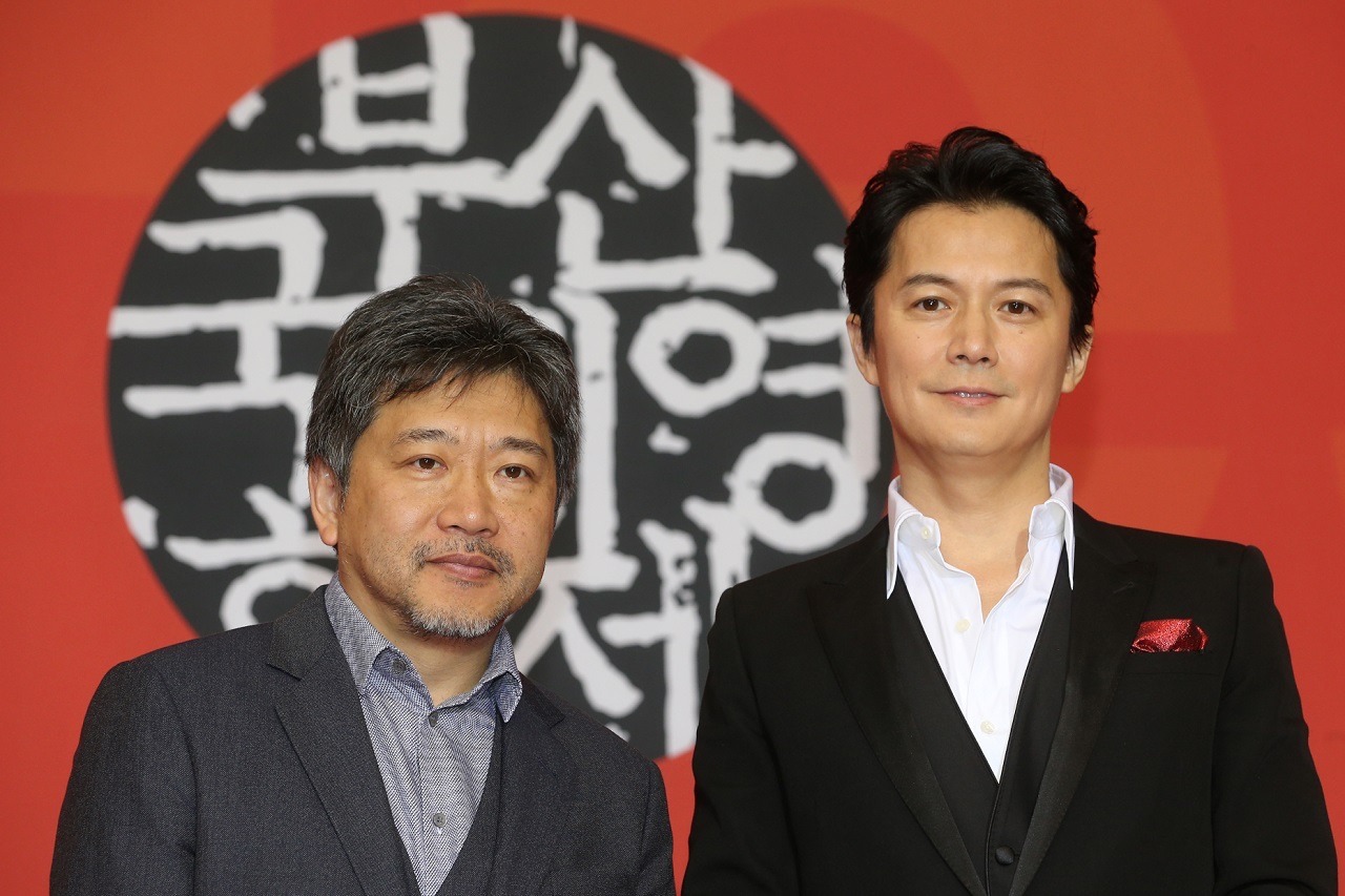 左から第22回釜山国際映画祭に出席した是枝裕和、福山雅治。